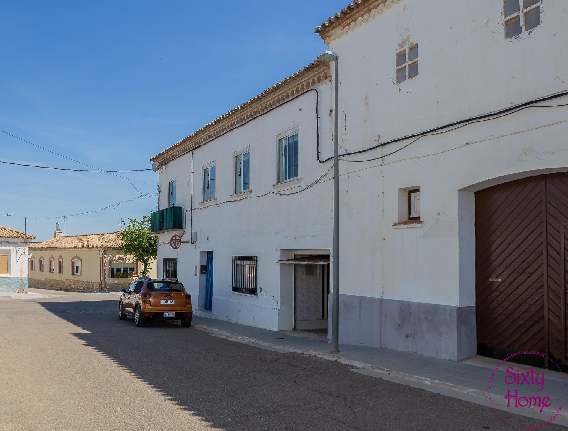 Casa en Centro del pueblo rodeado de servicios