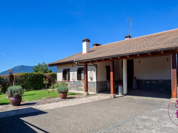 Chalet de 830 en Poblaciones norte Jaca