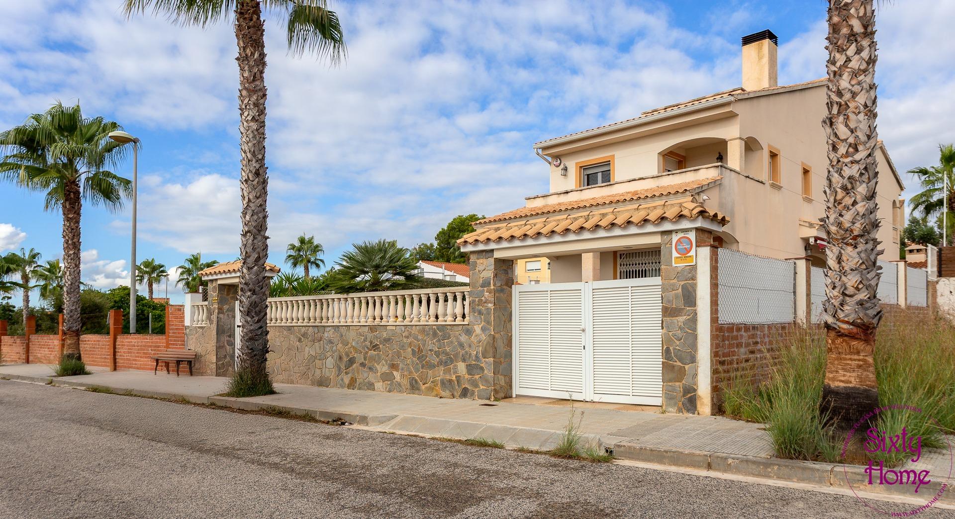 Encantador Chalet con vistas al mar en Creixell