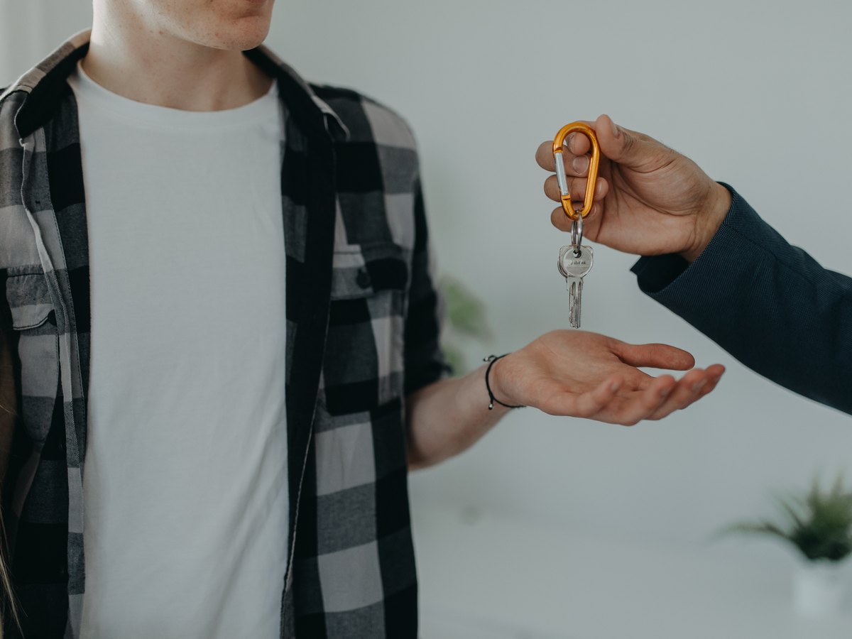 ¿Cuánto cobra una inmobiliaria por vender un piso en Zaragoza? Comisión, IVA y quién la paga 1 Agente entregando las llaves de un piso al comprador: comisiones inmobiliarias en la venta de un piso en Zaragoza