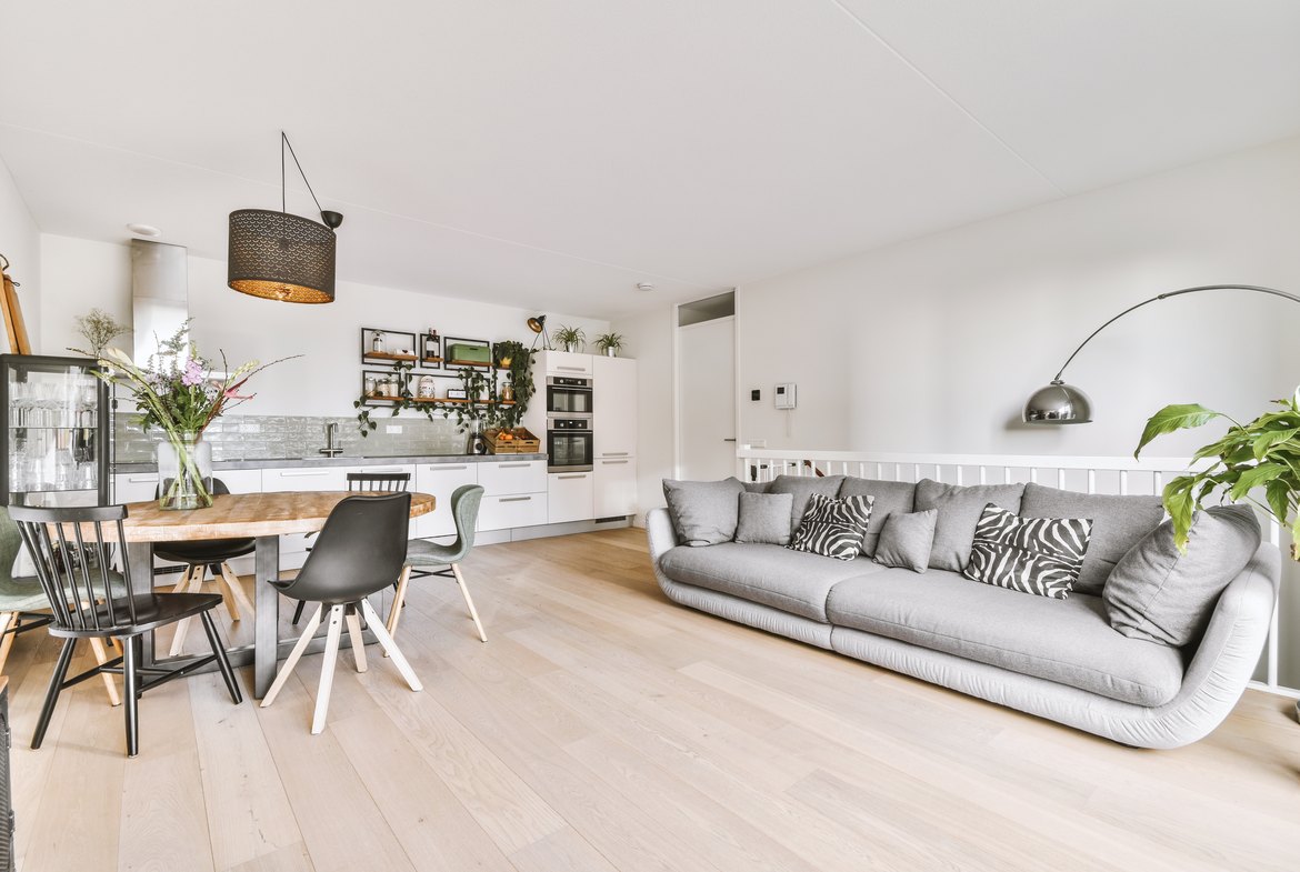 Cómo poner precio a tu piso en Zaragoza sin regalarlo ni quemarlo 3 Salón de un piso reformado, listo para entrar a vivir.