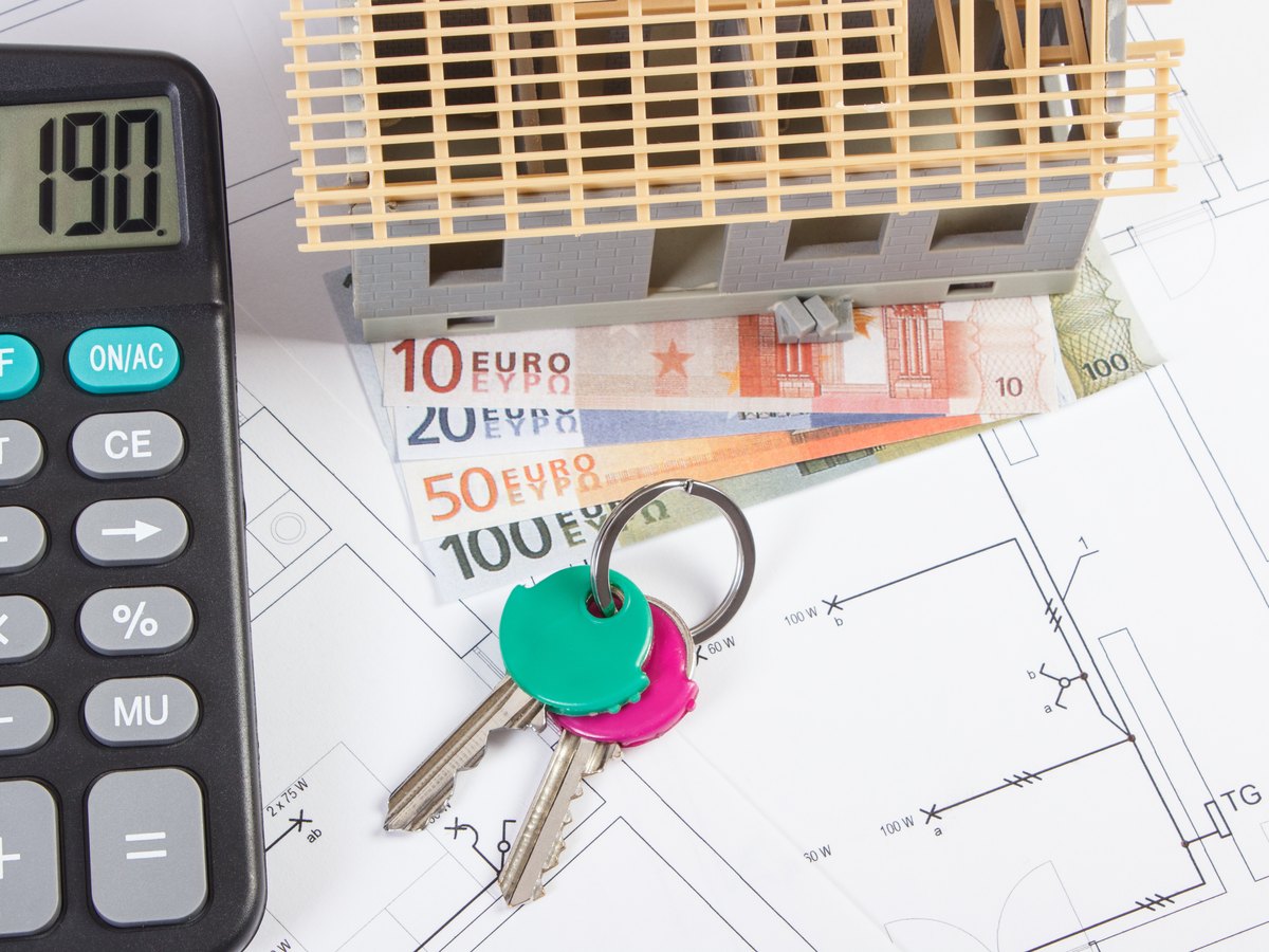 ¿Cuánto cuesta tasar un piso en Tarragona? Precio, quién la paga y cuánto dura 1 Calculadora, billetes de euro, llaves y planos de una vivienda: tasación o valoración de una vivienda en Tarragona